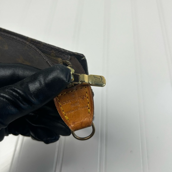 Louis Vuitton Vintage Monogram
Canvas Toiletry Pouch 17 Cosmetic Bag - Picture 12 of 12